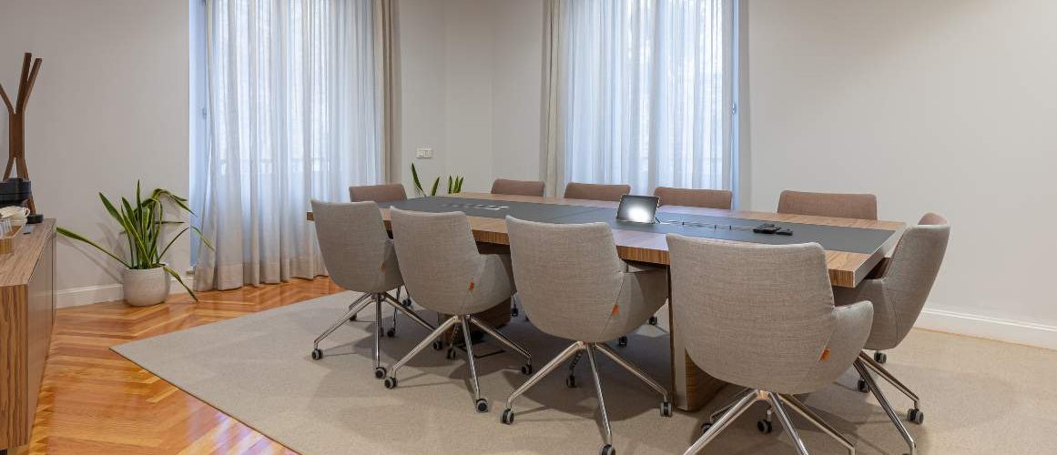 Sala de reuniones equipada en oficina en Madrid