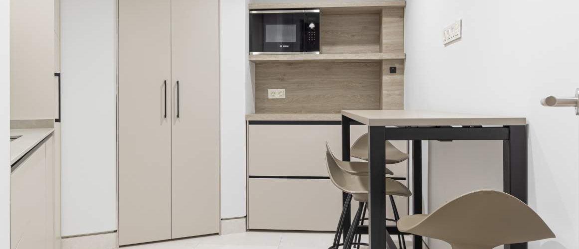 Office con mobiliario en oficina en Madrid
