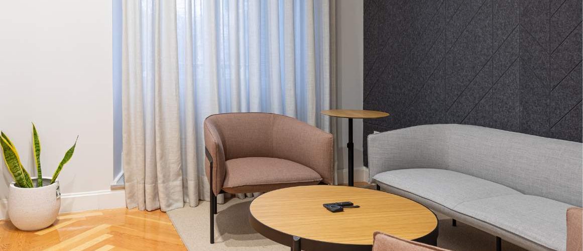 Zona de espera con mobiliario en espacio de trabajo Madrid