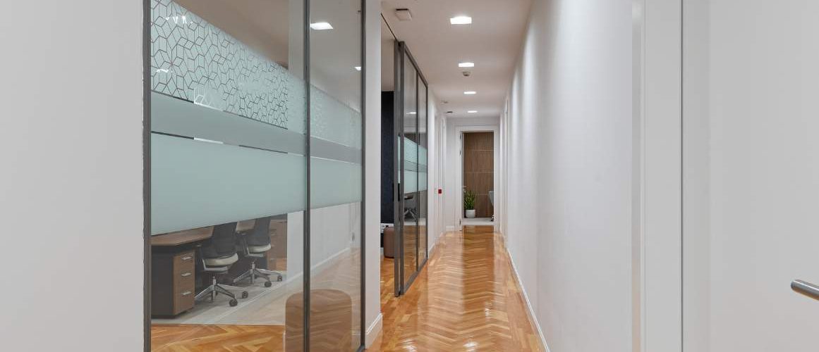 Oficina reformada en el centro de Madrid con equipamiento renovado