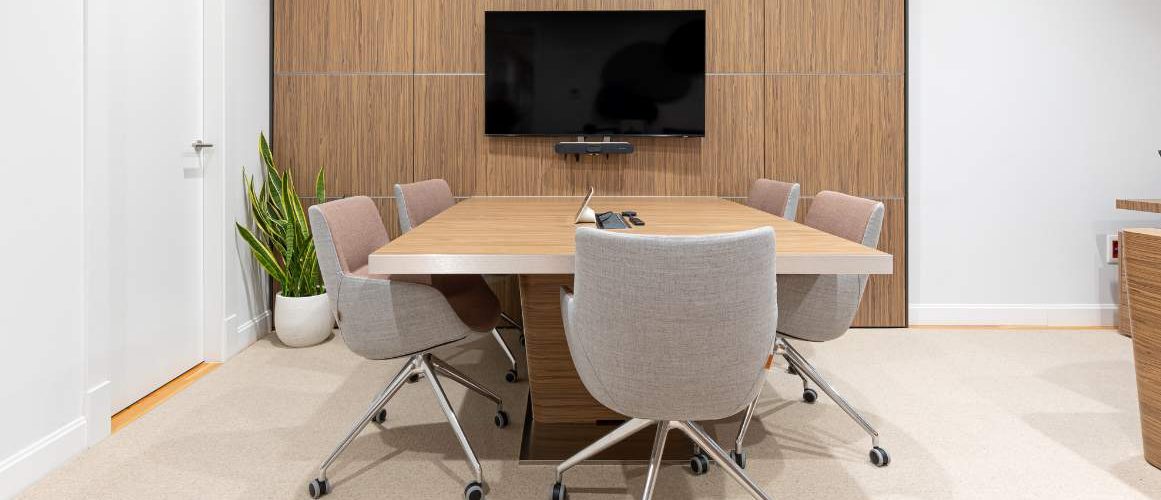 Sala de reuniones con tecnología en oficina en Madrid
