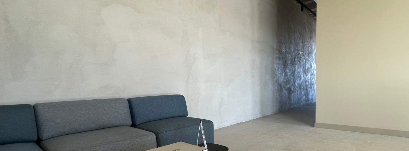 Zona de entrada de oficina con sala de espera