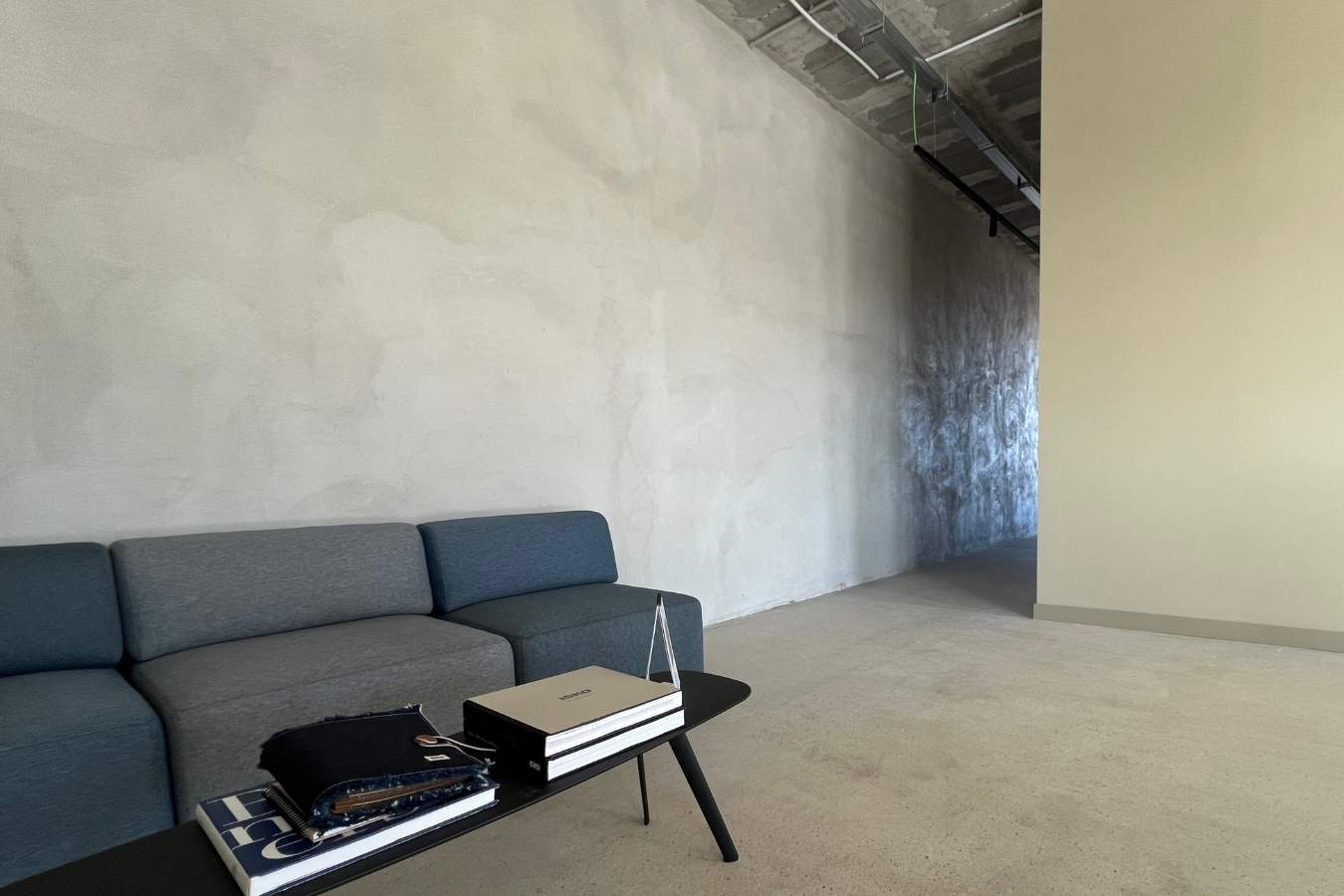 Zona de entrada de oficina con sala de espera