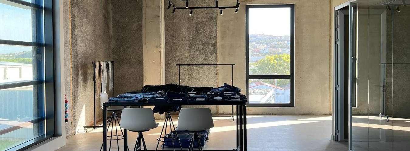 Zona de trabajo en oficina de empresa textil en Coruña