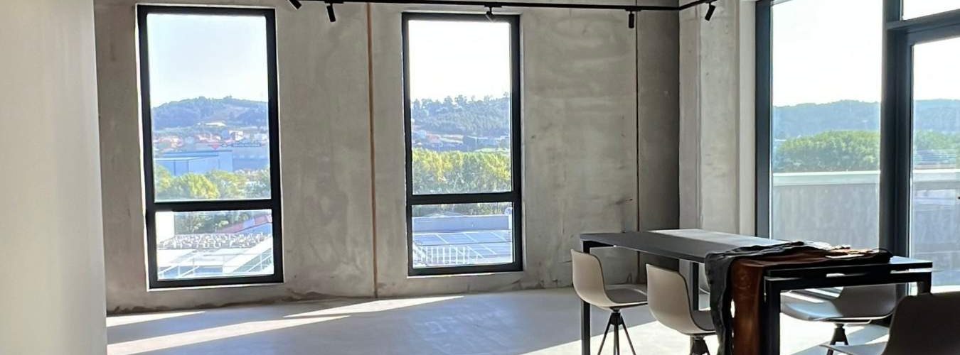 Mesa de trabajo y zona diáfana en reforma de oficina en Coruña