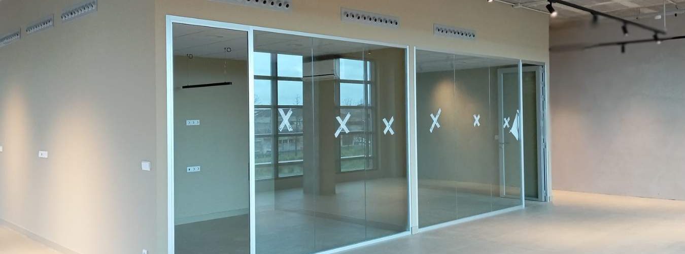 Obra para transformar oficina_Instalación de mamparas de vidrio en oficina