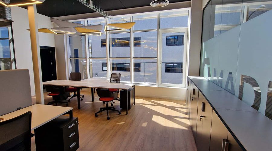 Equipamiento de oficina con mobiliario estándar y carpintería a medida en Madrid