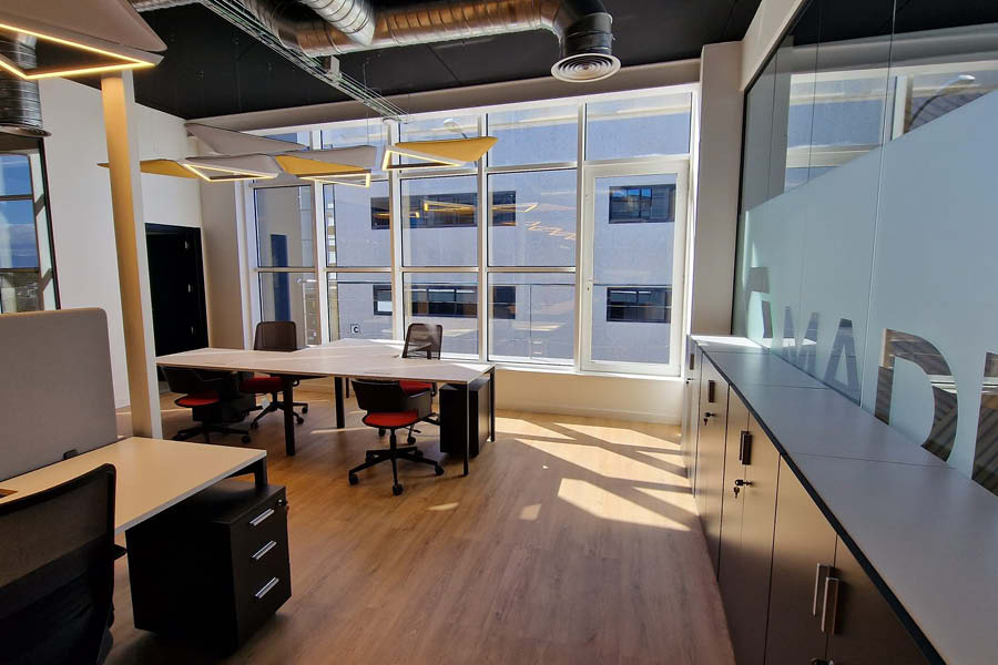 Equipamiento de oficina con mobiliario estándar y carpintería a medida en Madrid