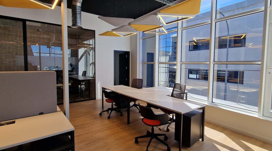 Equipamiento de oficina con mobiliario estándar y carpintería a medida en Madrid