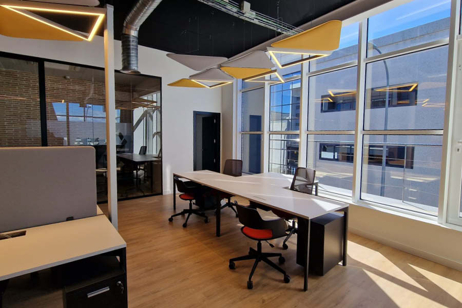 Equipamiento de oficina con mobiliario estándar y carpintería a medida en Madrid