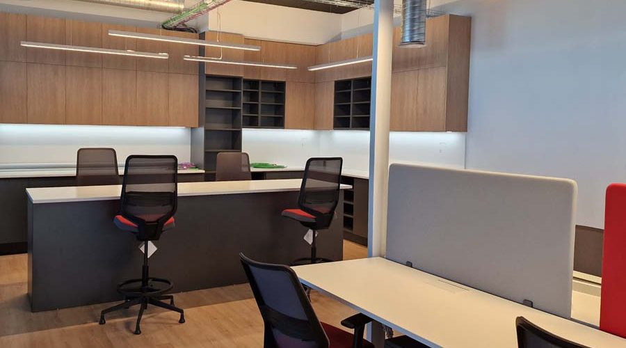 Equipamiento de oficina con mobiliario estándar y carpintería a medida en Madrid