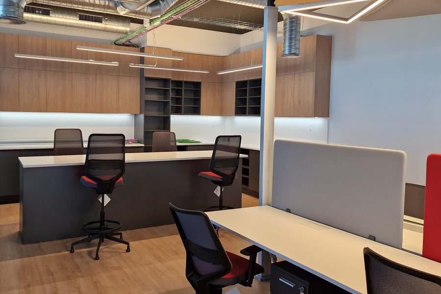 Equipamiento de oficina con mobiliario estándar y carpintería a medida en Madrid