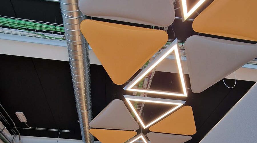 Equipamiento de oficina con mobiliario estándar y carpintería a medida en Madrid