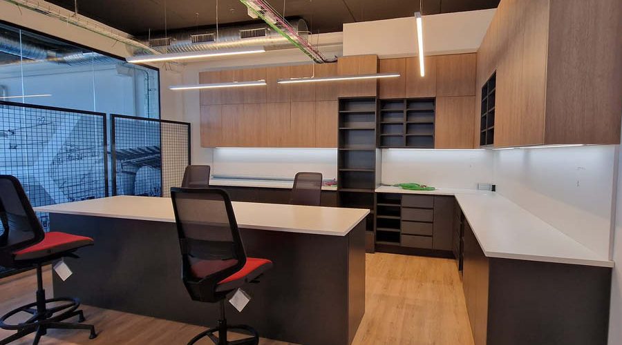 Equipamiento de oficina con mobiliario estándar y carpintería a medida en Madrid