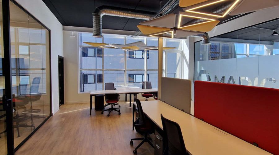 Equipamiento de oficina con mobiliario estándar y carpintería a medida en Madrid