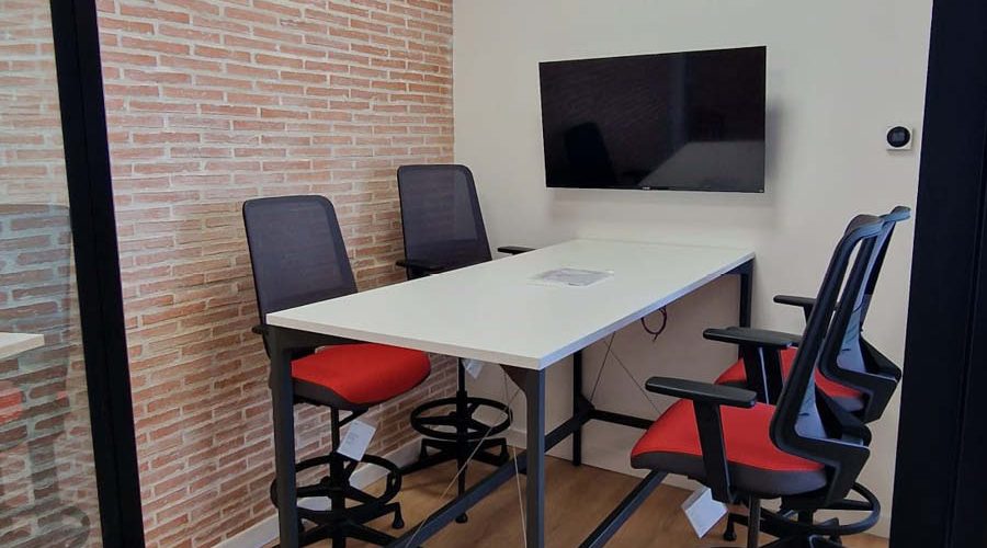 Equipamiento de oficina con mobiliario estándar y carpintería a medida en Madrid
