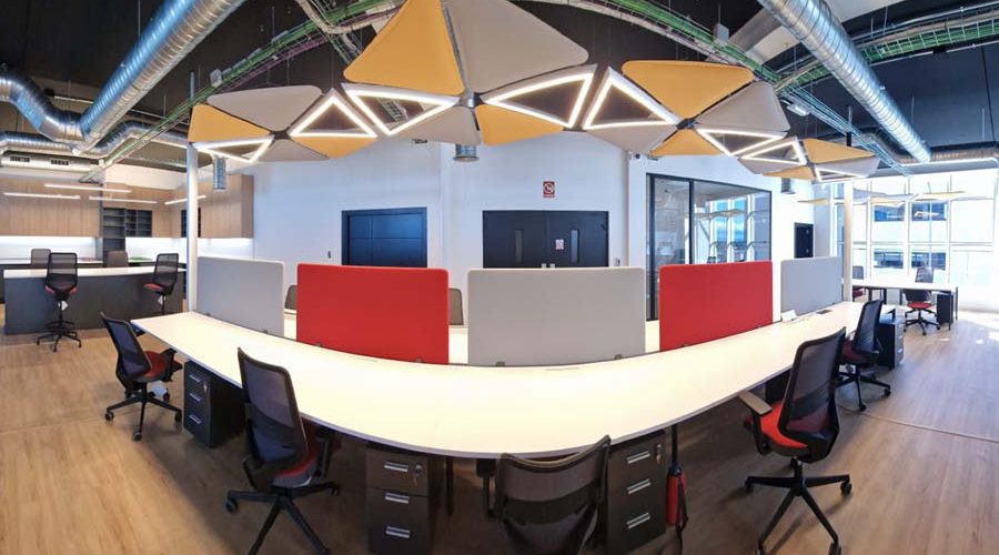 Equipamiento de oficina con mobiliario estándar y carpintería a medida en Madrid