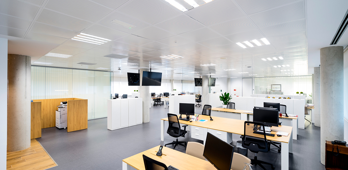 puestos de trabajo y tecnología en oficina