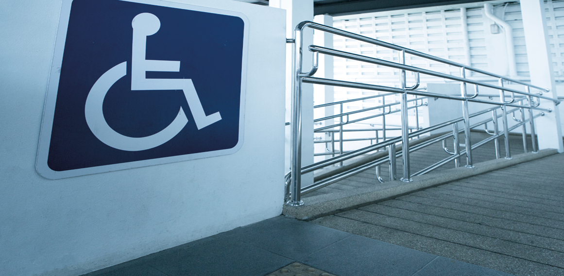 Rampa para sillas de ruedas en acceso oficina