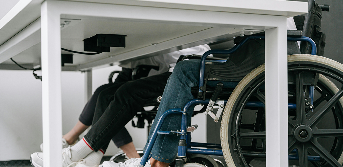trabajador en silla de ruedas en oficina