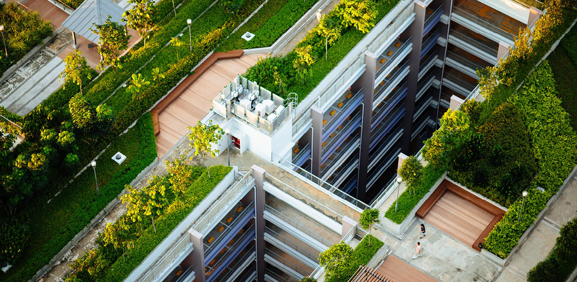 edificio sostenible desde arriba con mucha vegetacion