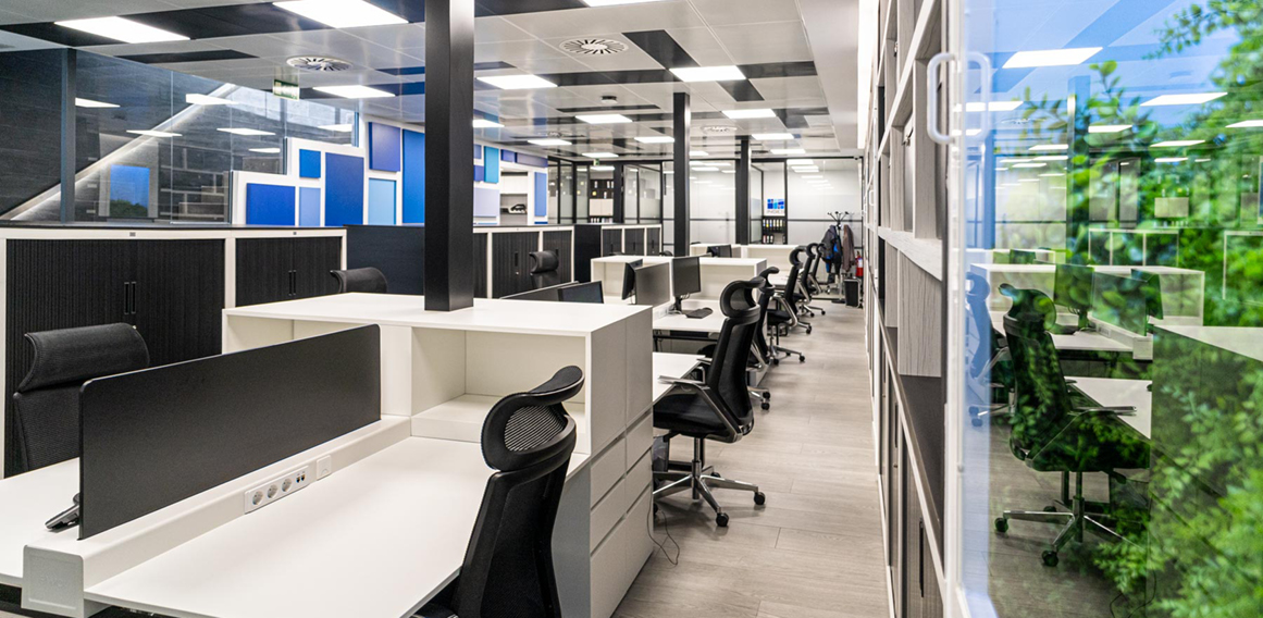 puestos de trabajo y paneles acústicos en oficina