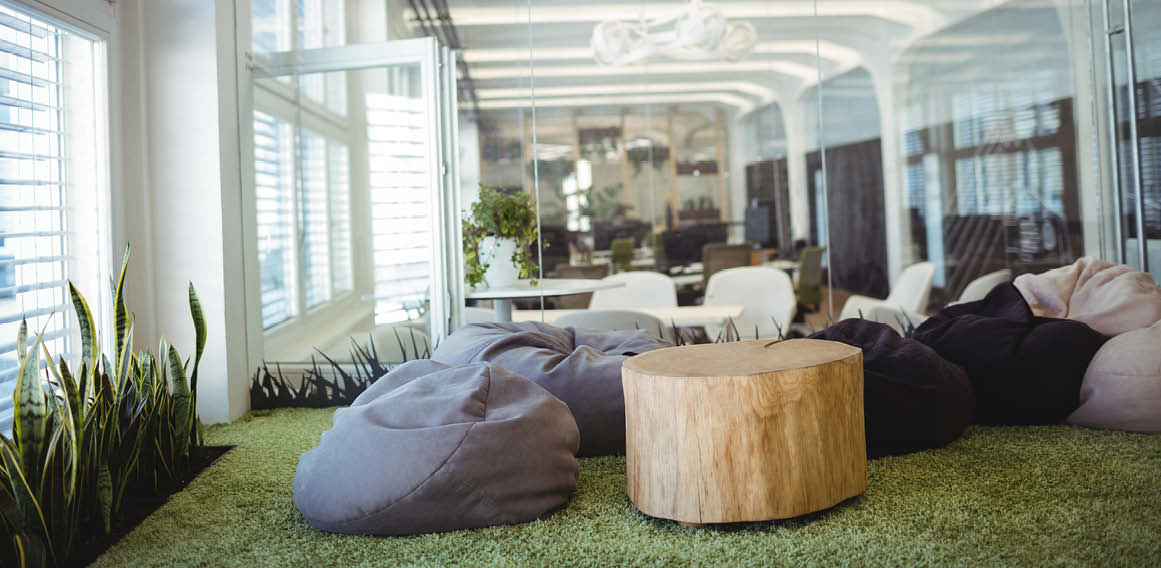 Zona de descanso en oficina con mobiliario cómodo