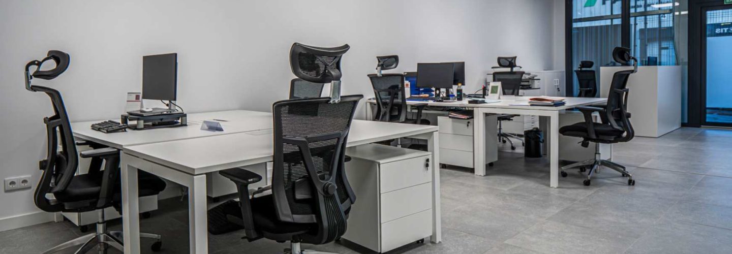 Puestos de trabajo individuales con mesas y sillas ergonómicas