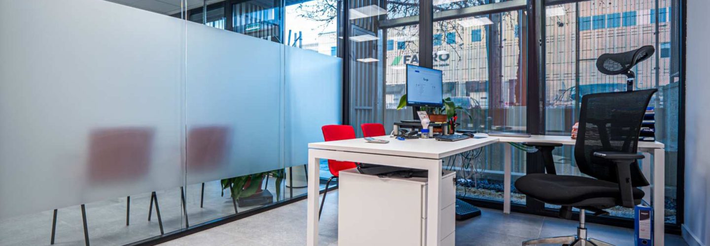 Mesa de trabajo en despacho de oficina en Valladolid