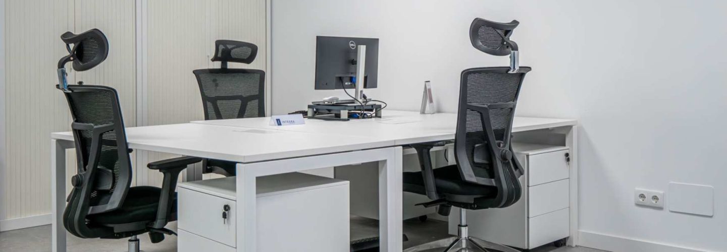 Puestos de trabajo individuales y ergonómicos en oficina reformada