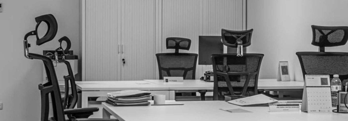 Reforma de espacio de trabajo con puestos operativos y zona de open space ergonómica