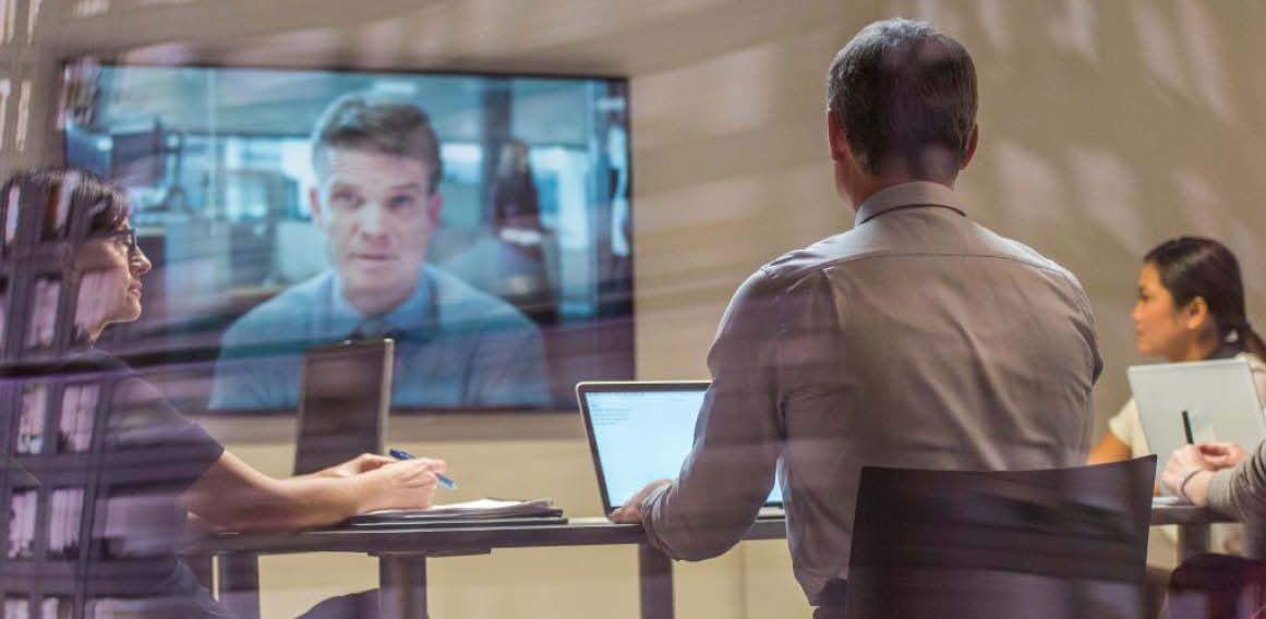 Oficina con sistemas de videollamada y soluciones tecnológicas
