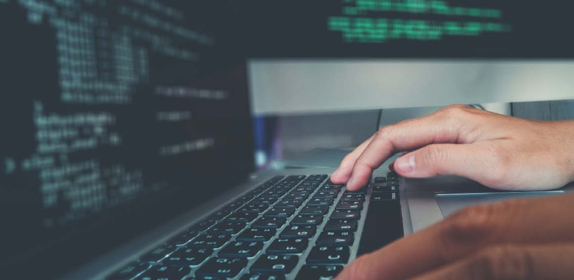 Trabajador en oficina con tecnología