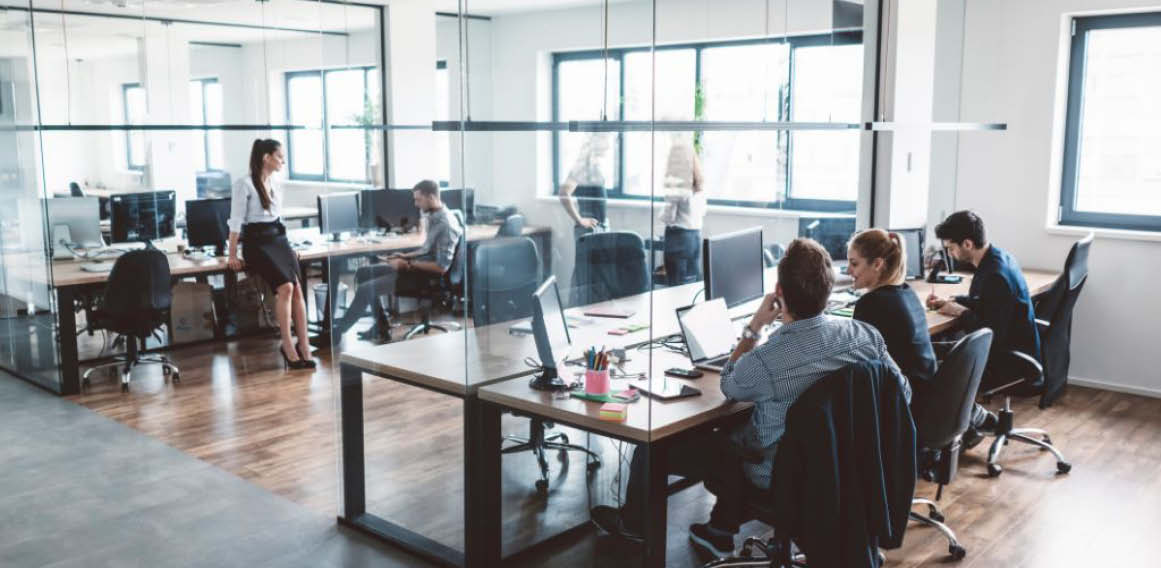 Equipo de trabajo en oficina con tecnología