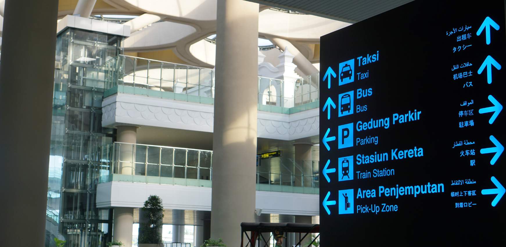 Cartelería corporativa para grandes superficies como aeropuertos