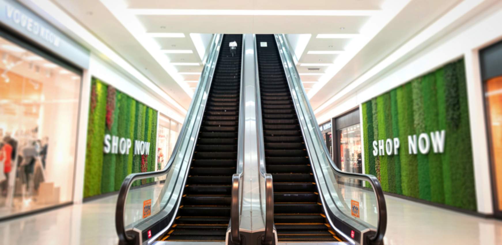 Escaleras mecánicas con cartelería de gran formato para retail