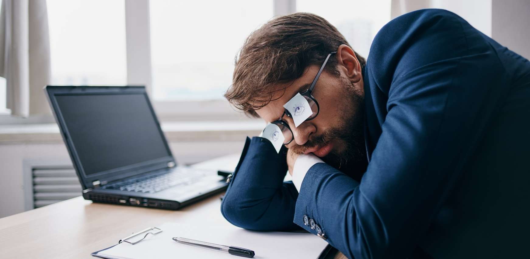 Persona durmiendo en oficina