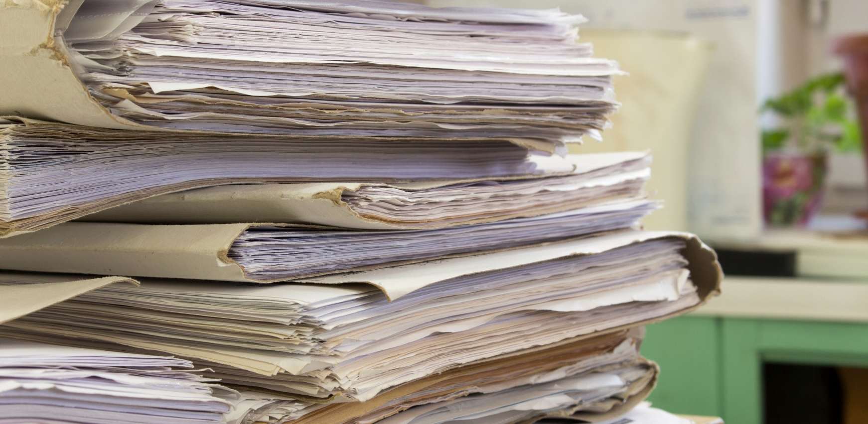 Papeles de oficina en espacio desactualizado