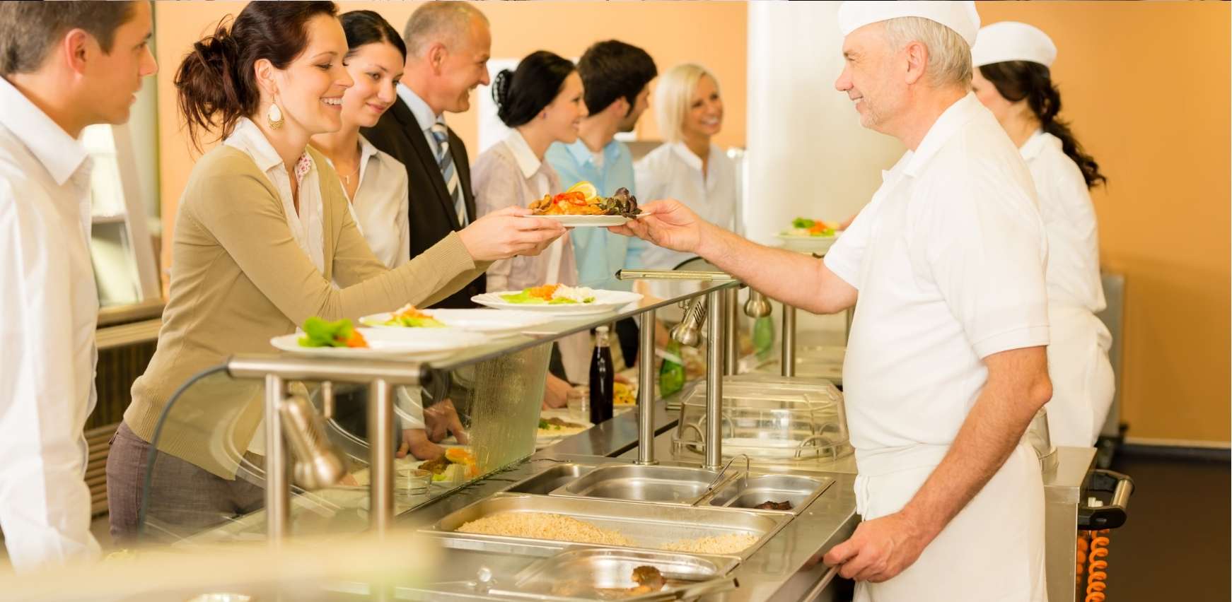 Zonas compartidas en la oficina, con espacio de cantina