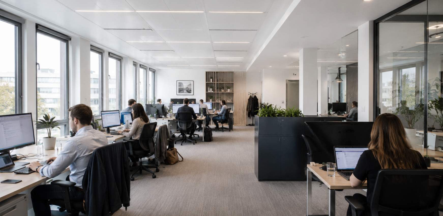 Oficina estándar con equipo trabajando en puestos operativos