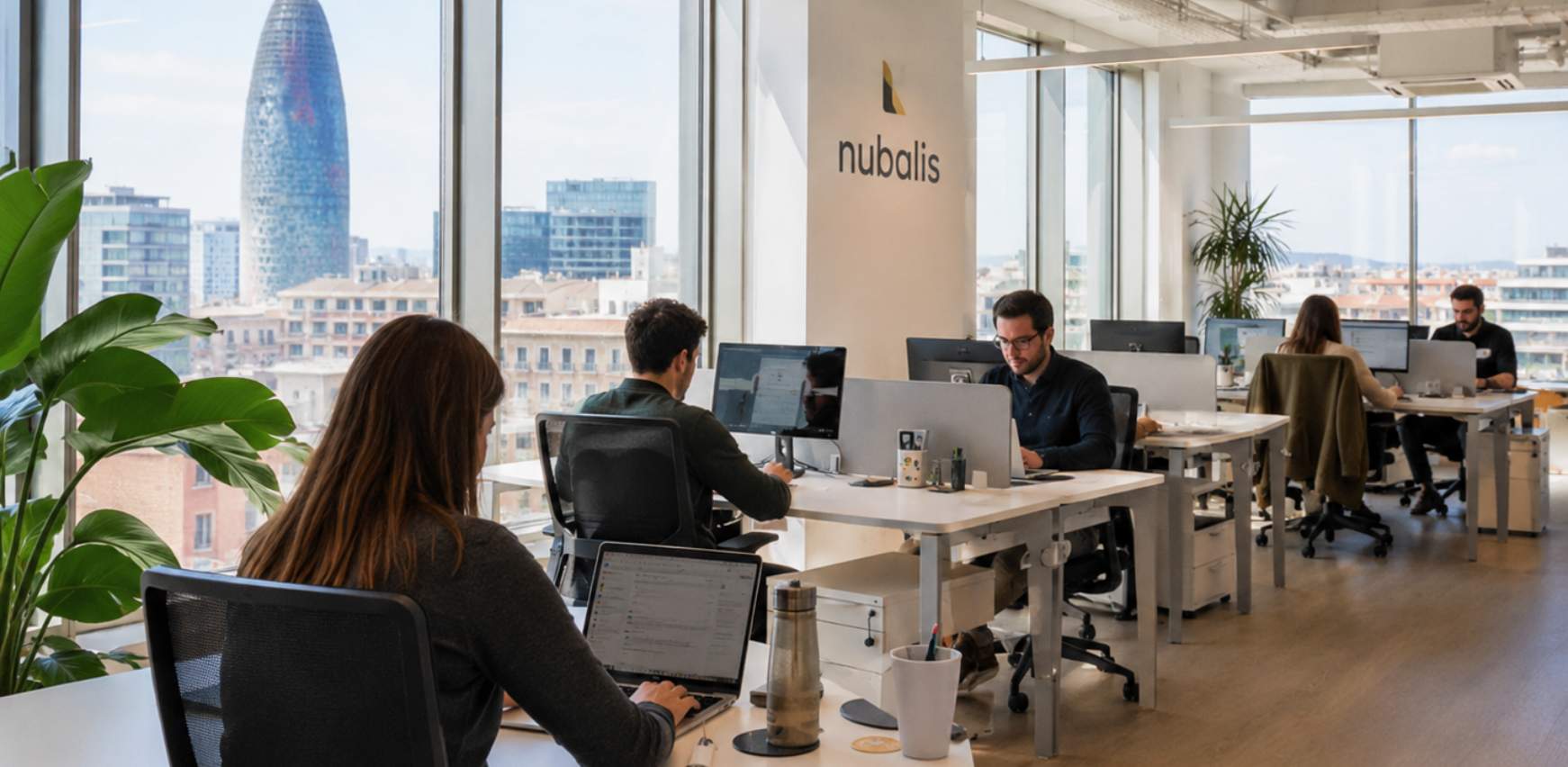Equipo de trabajo en oficina renovada tras reforma en Barcelona