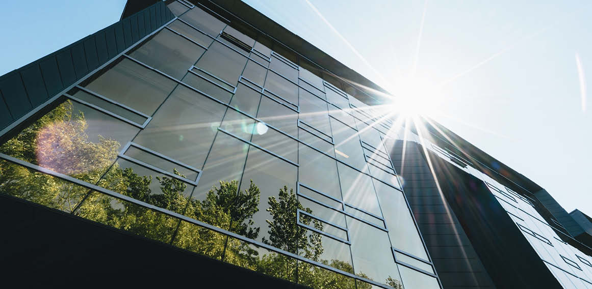 Reformas de oficinas en verano fachada exterior de vidrio y aluminio