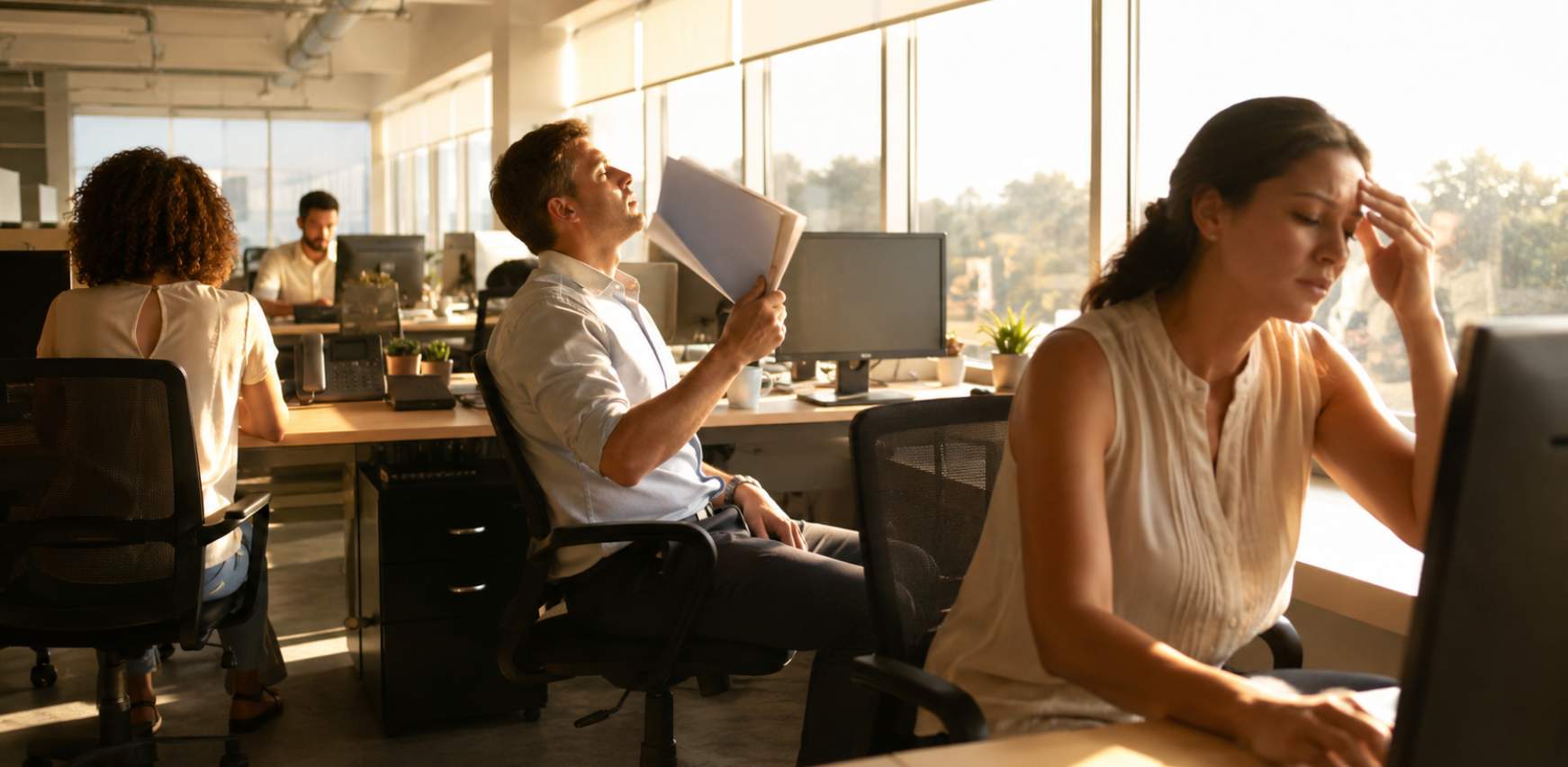 Personal de oficina con calor en su puesto de trabajo
