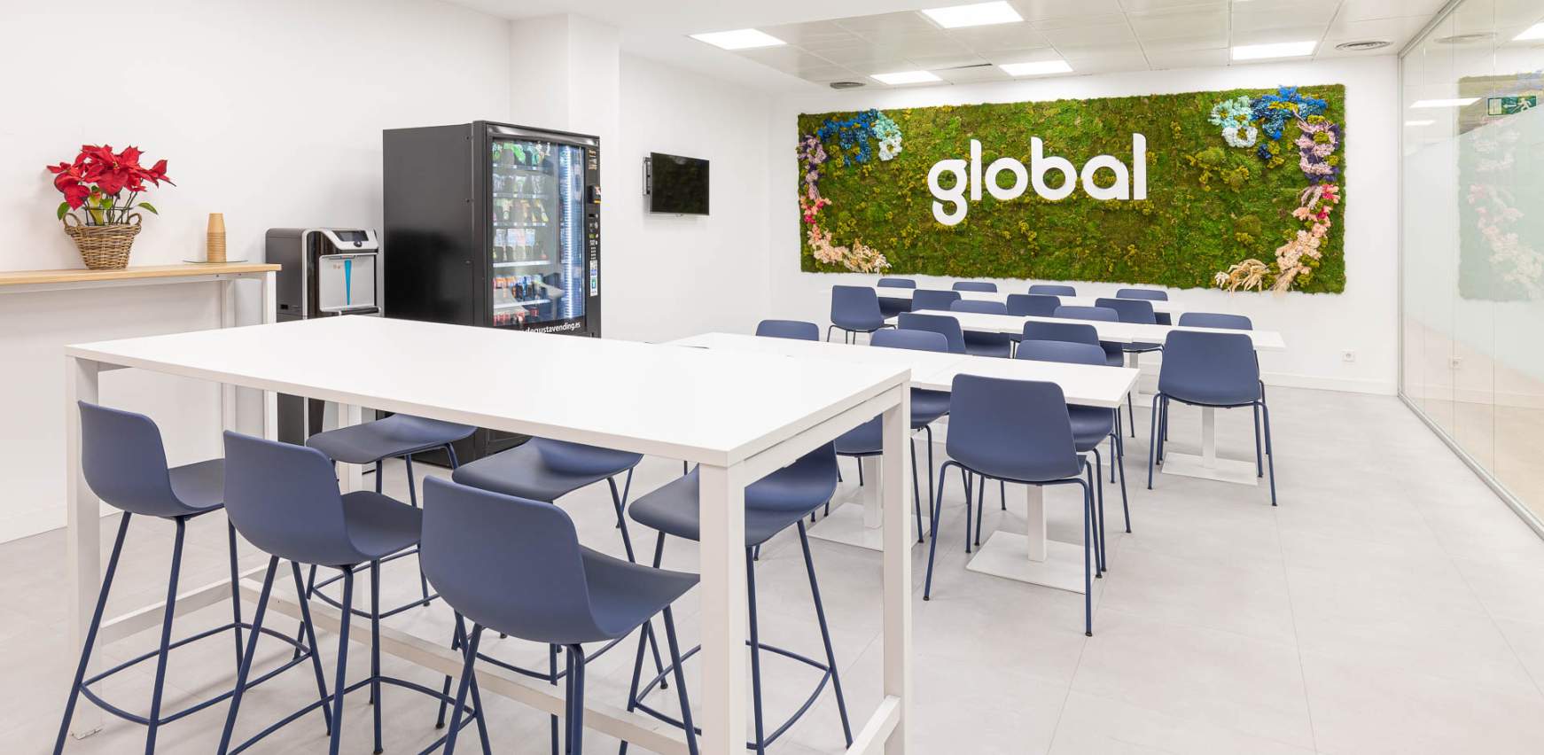 Jardín vertical y rótulo corporativo para empresas en office de oficina