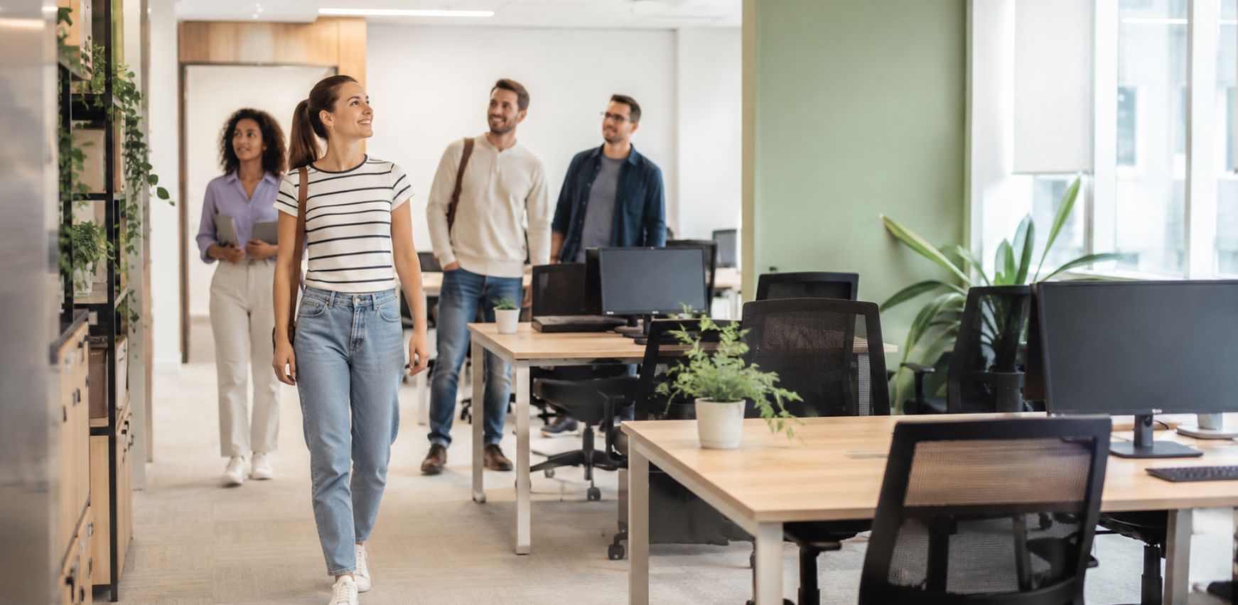 Equipo de trabajo llegando a la oficina recién reformada en septiembre