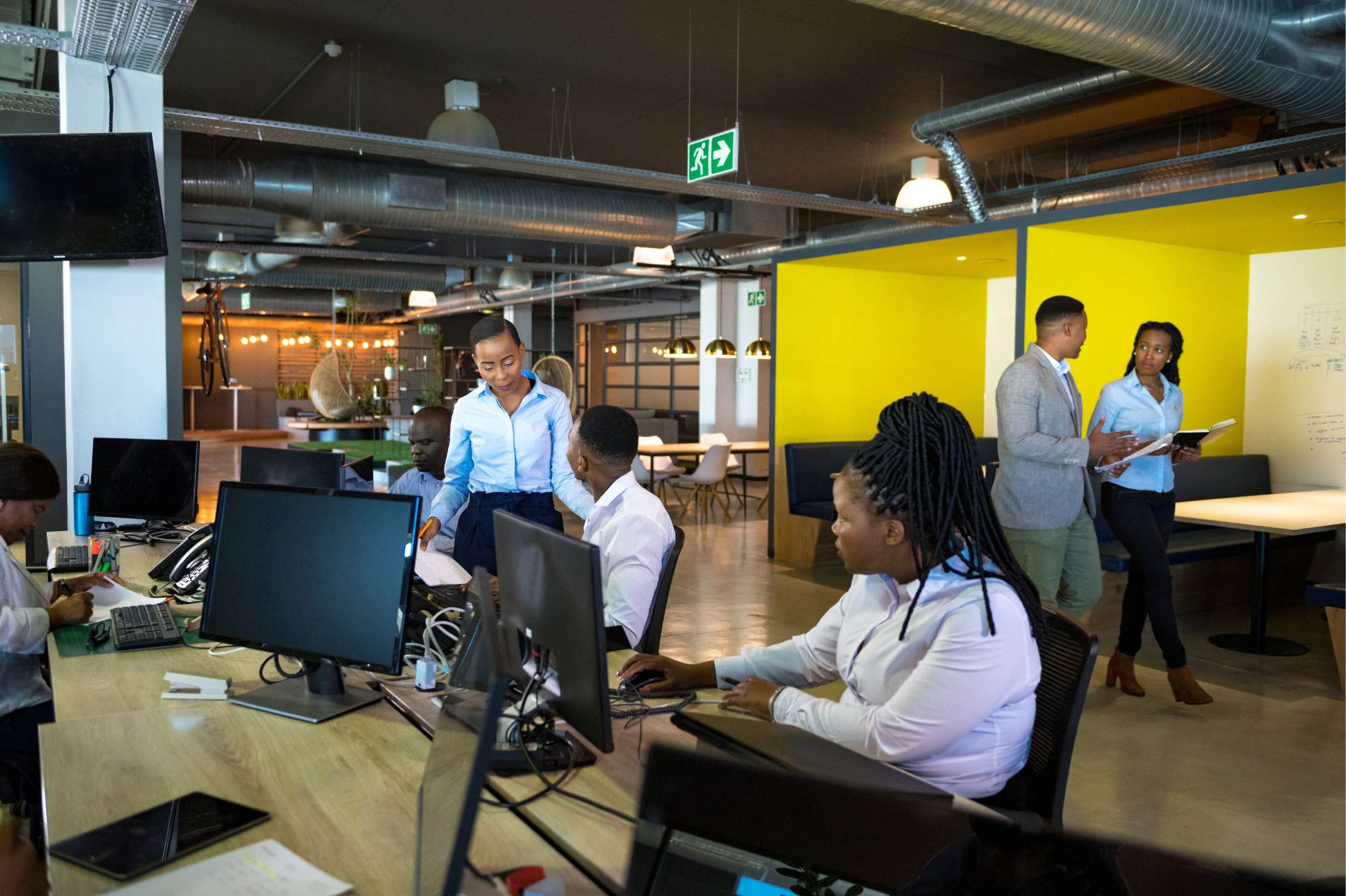 Equipo de trabajo en oficina moderna