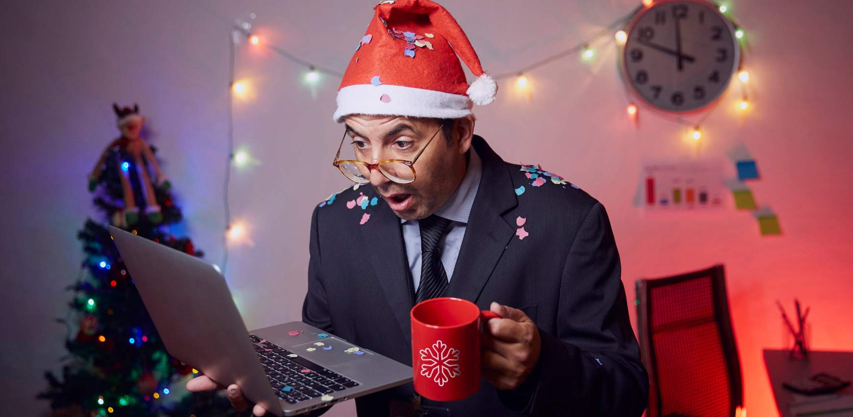 Trabajador en oficina después de la Navidad
