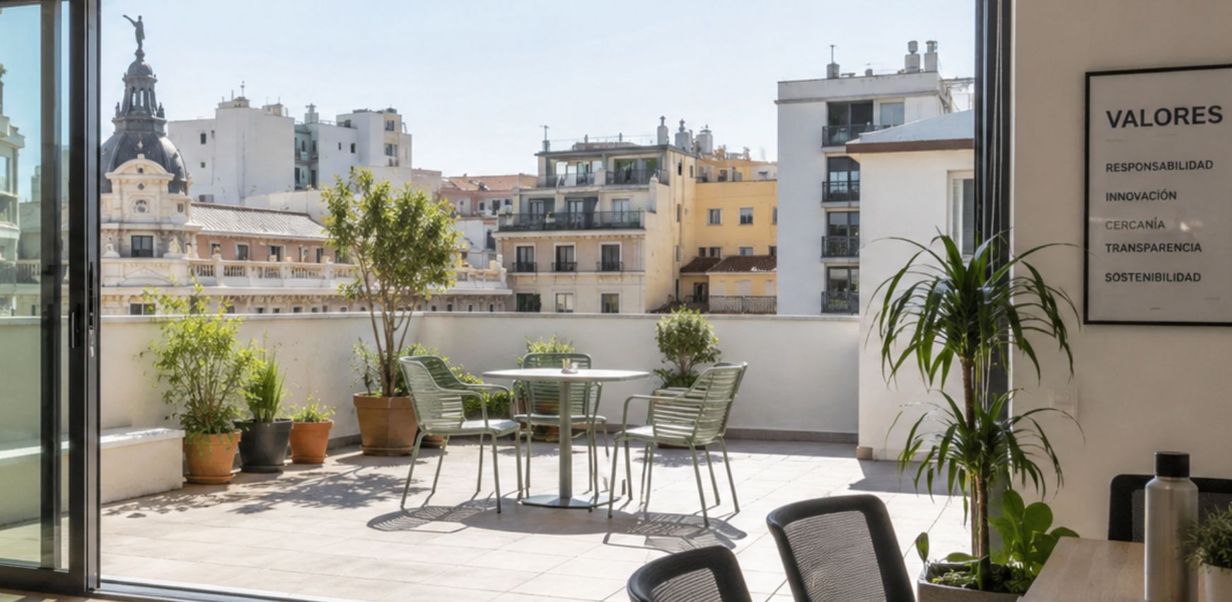 Equipo trabajando en una oficina flexible y adaptada al verano en Barcelona