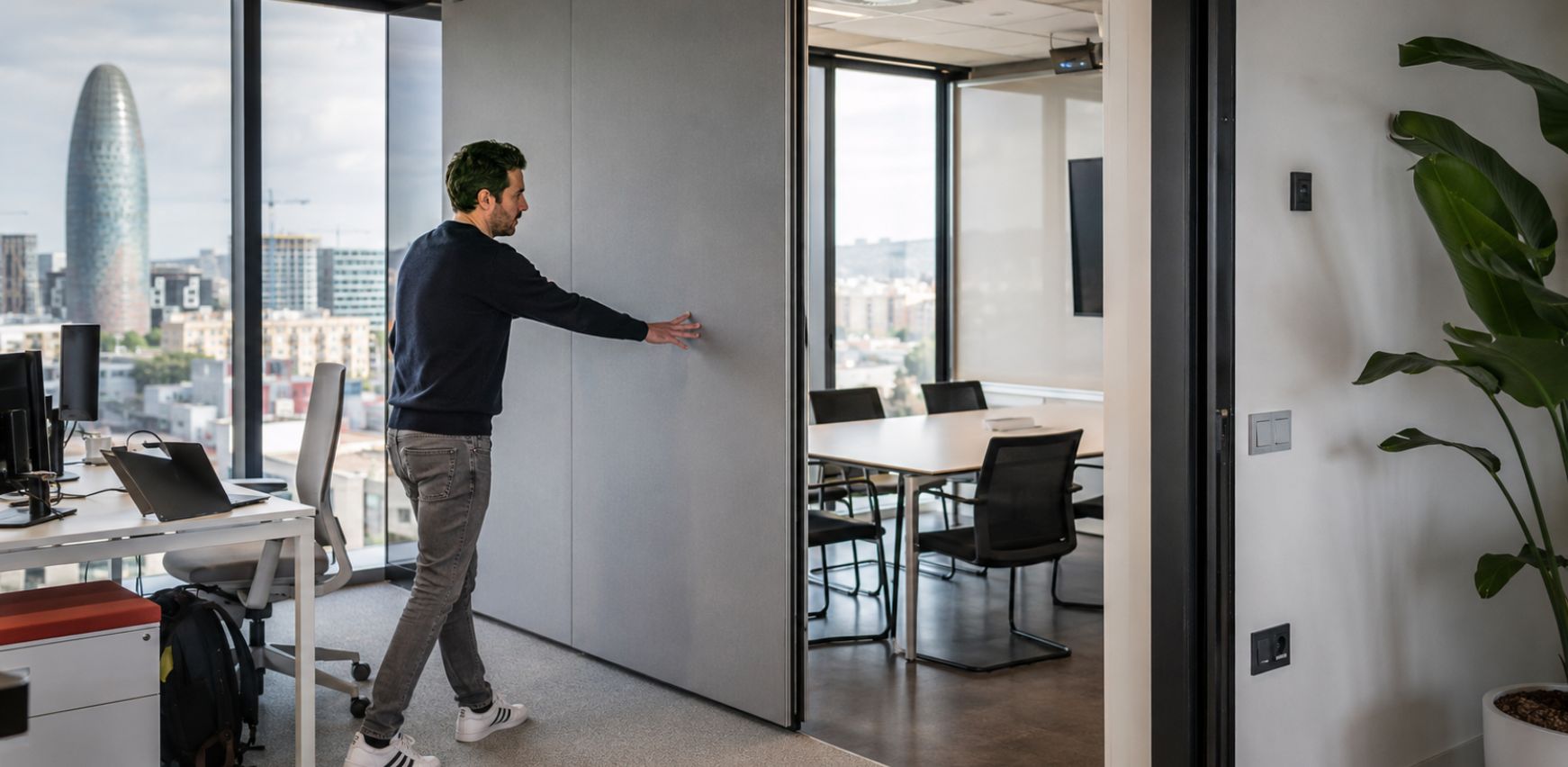 Panel móvil transformando una sala de reuniones en oficina multifuncional en Barcelona