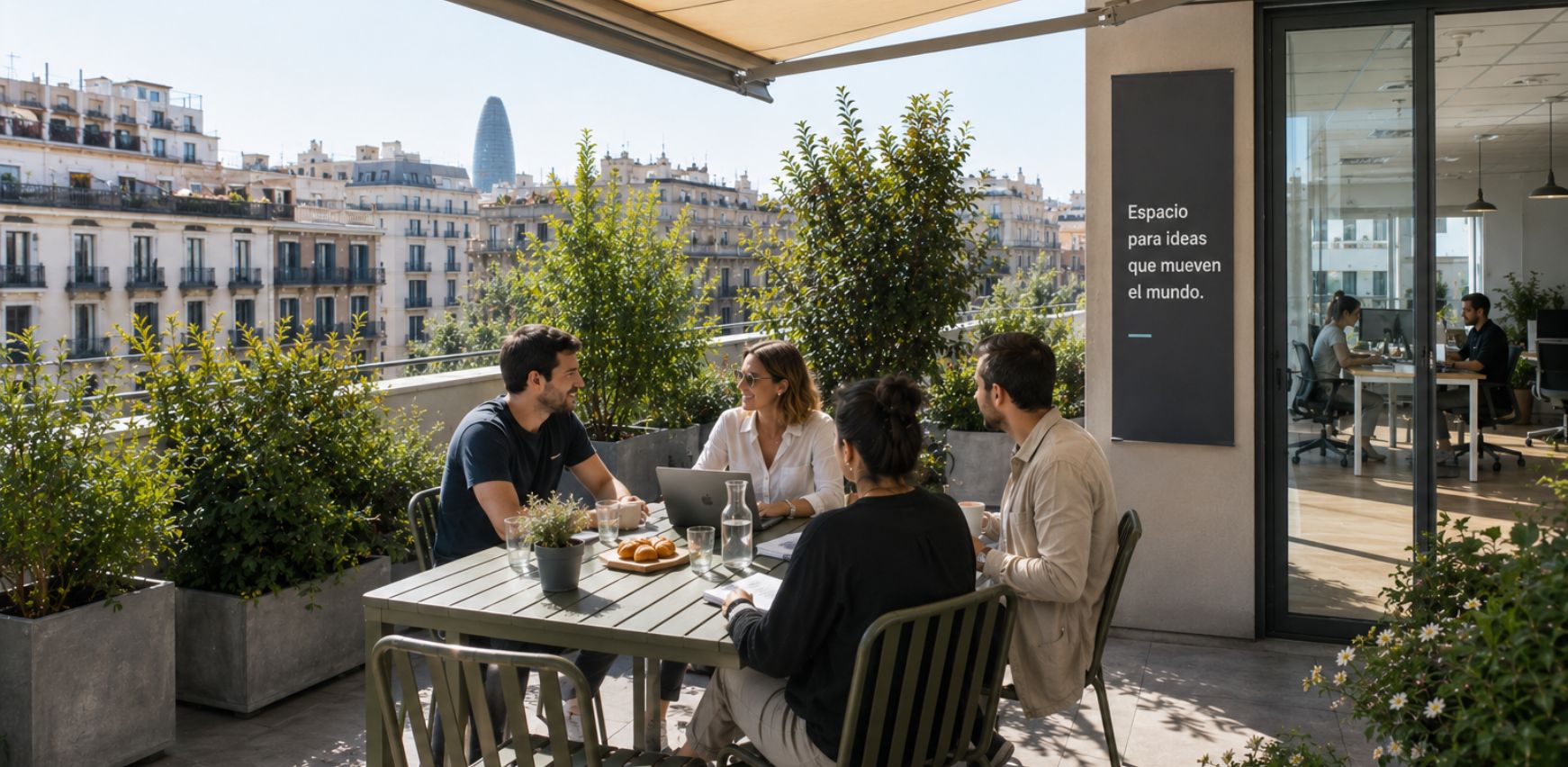 Terraza de oficina en Barcelona aprovechada como espacio de trabajo en verano